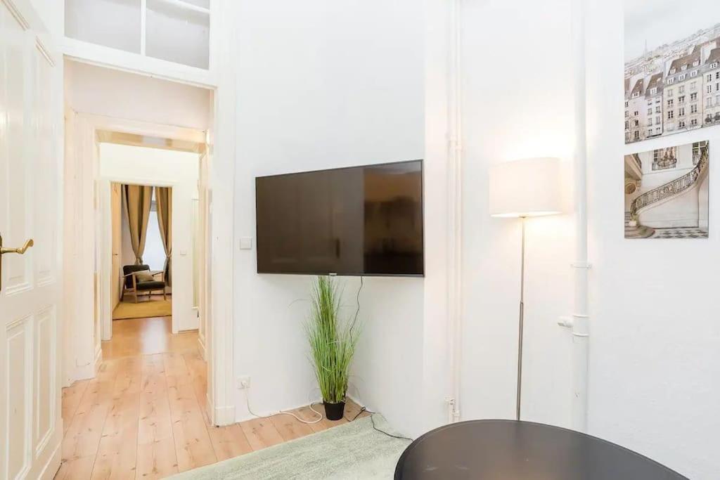 Newly Furnished Apartment For Up To 6 People 베를린 외부 사진